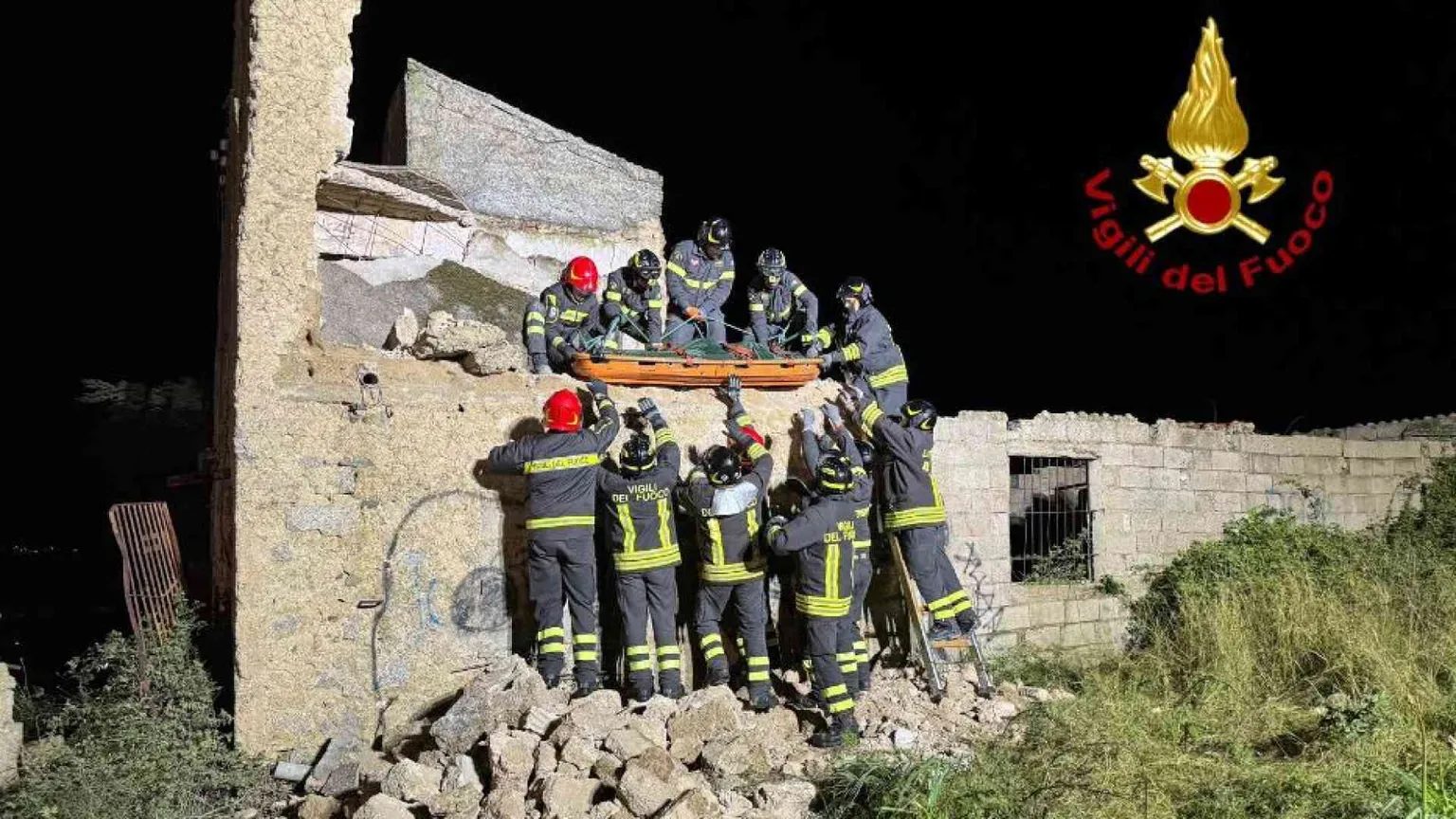 Crolla solaio di casa diroccata: morti due ragazzini. Salvo l'amico