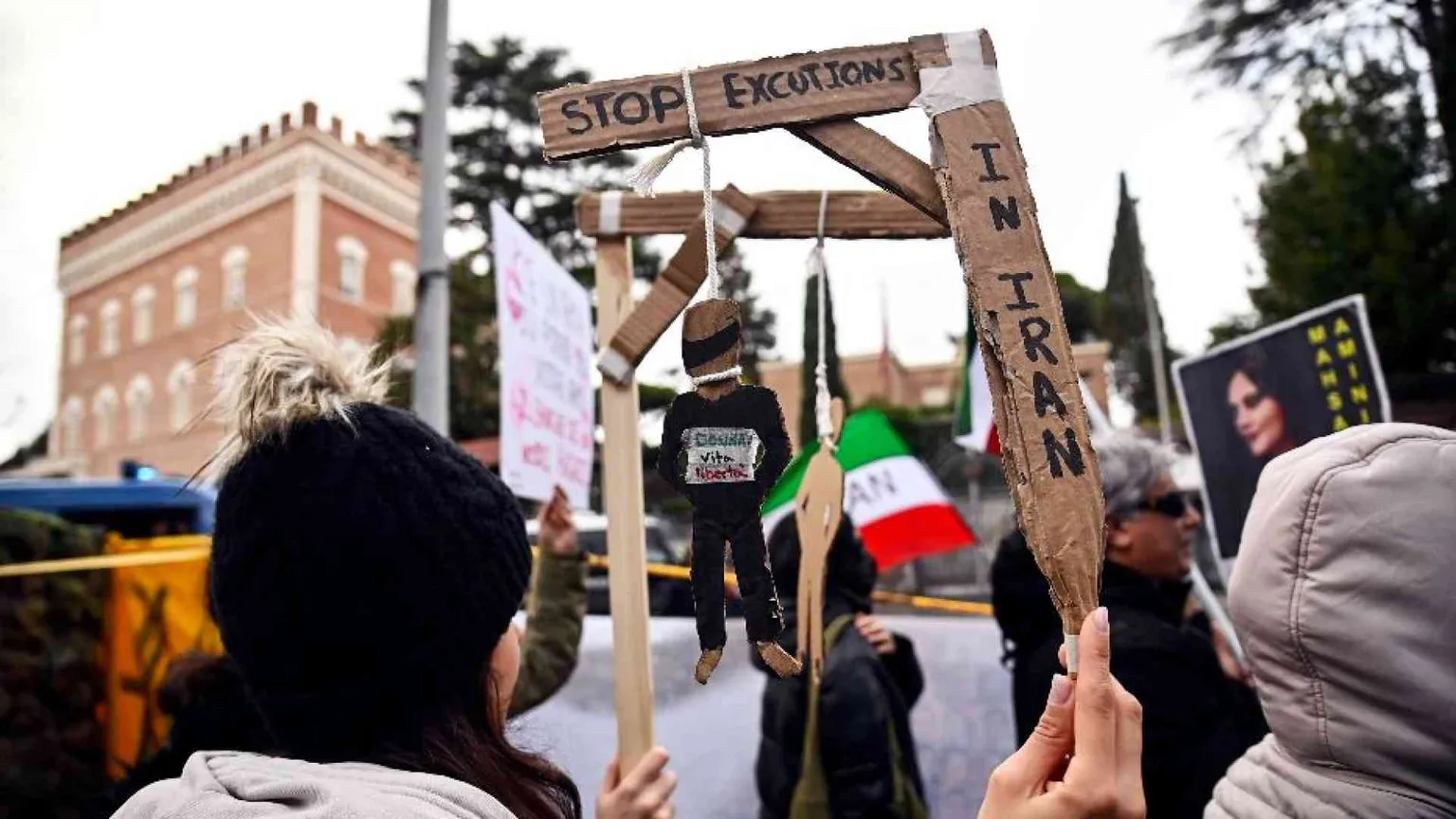 Iran, il boia non si ferma più: nel 2023 oltre 850 esecuzioni