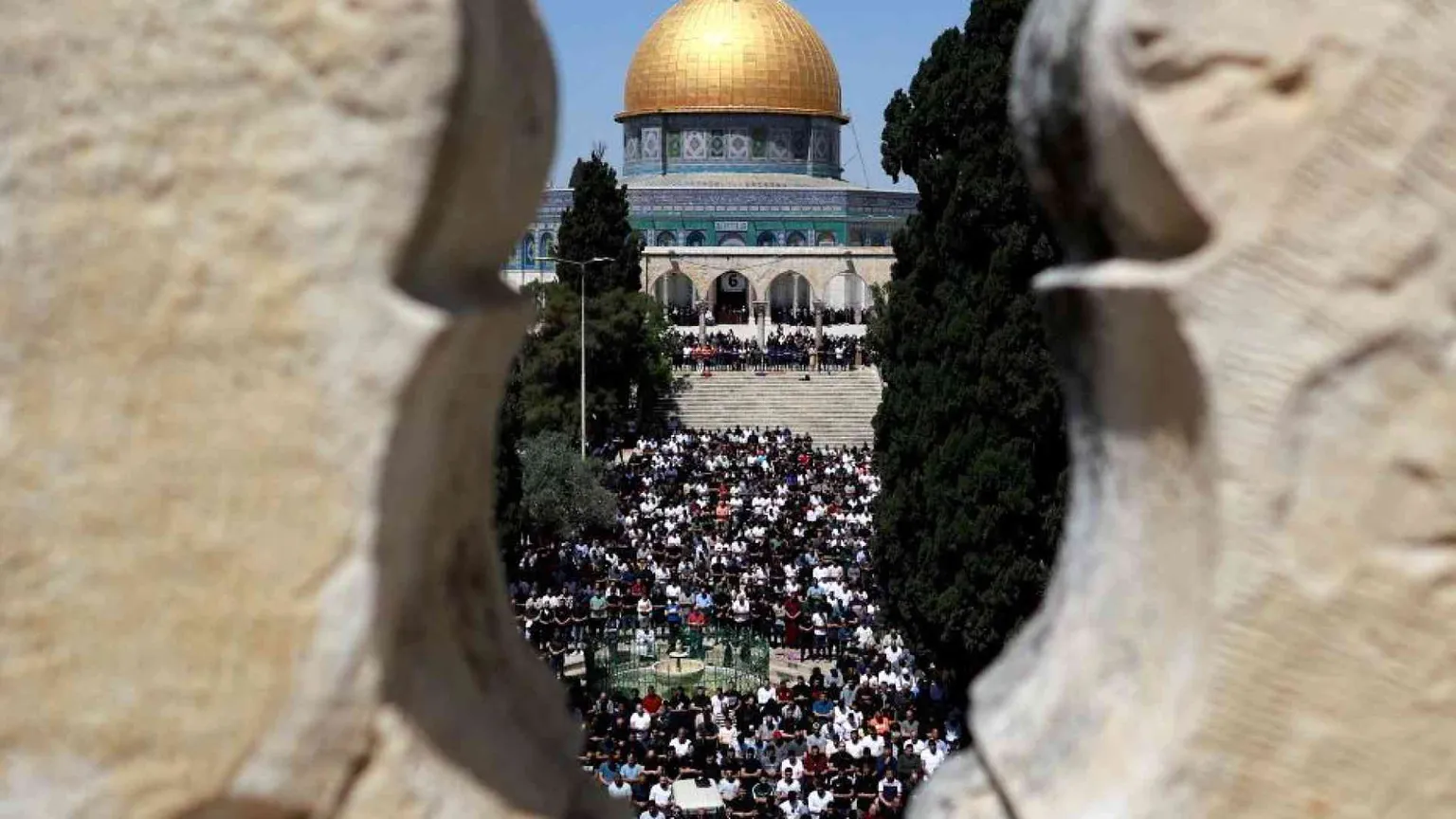Il giorno più lungo di Gerusalemme: 100mila ad al-Aqsa, «l'Iran colpirà»