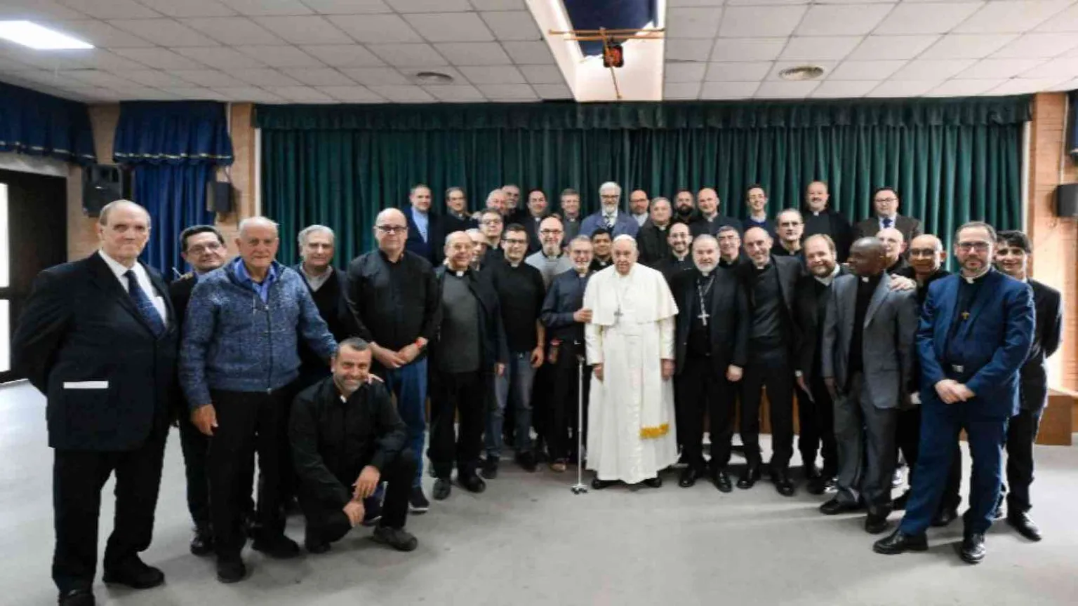 Il Papa in mezzo ai "suoi" preti di periferia