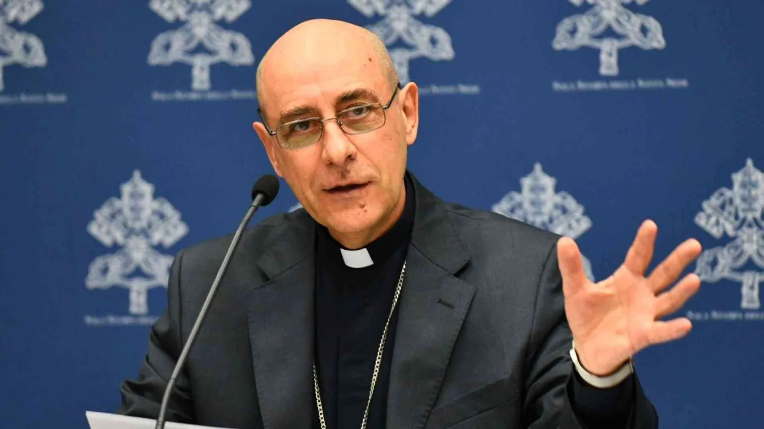 Il cardinale Fernandez: «Decriminalizzare l'omosessualità»