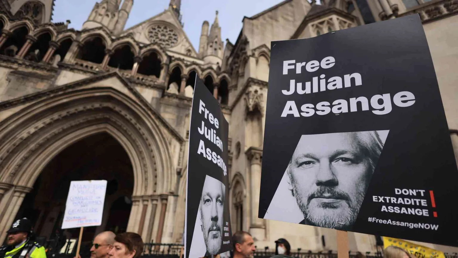 Biden conferma: «Stiamo valutando se far cadere le accuse contro Assange»