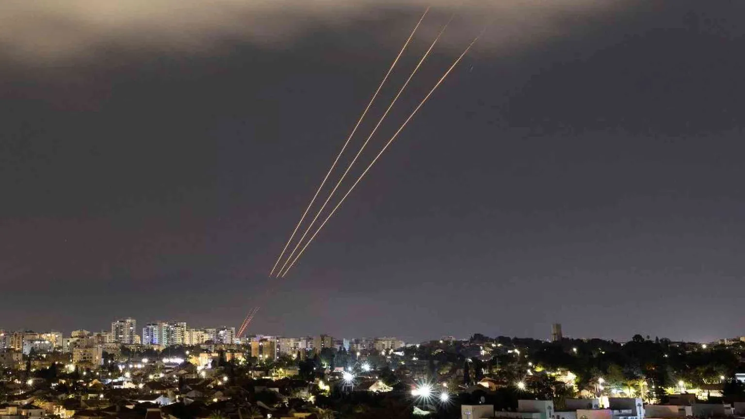 I droni dall'Iran, la difesa, i danni. Pressing su Israele: cautela