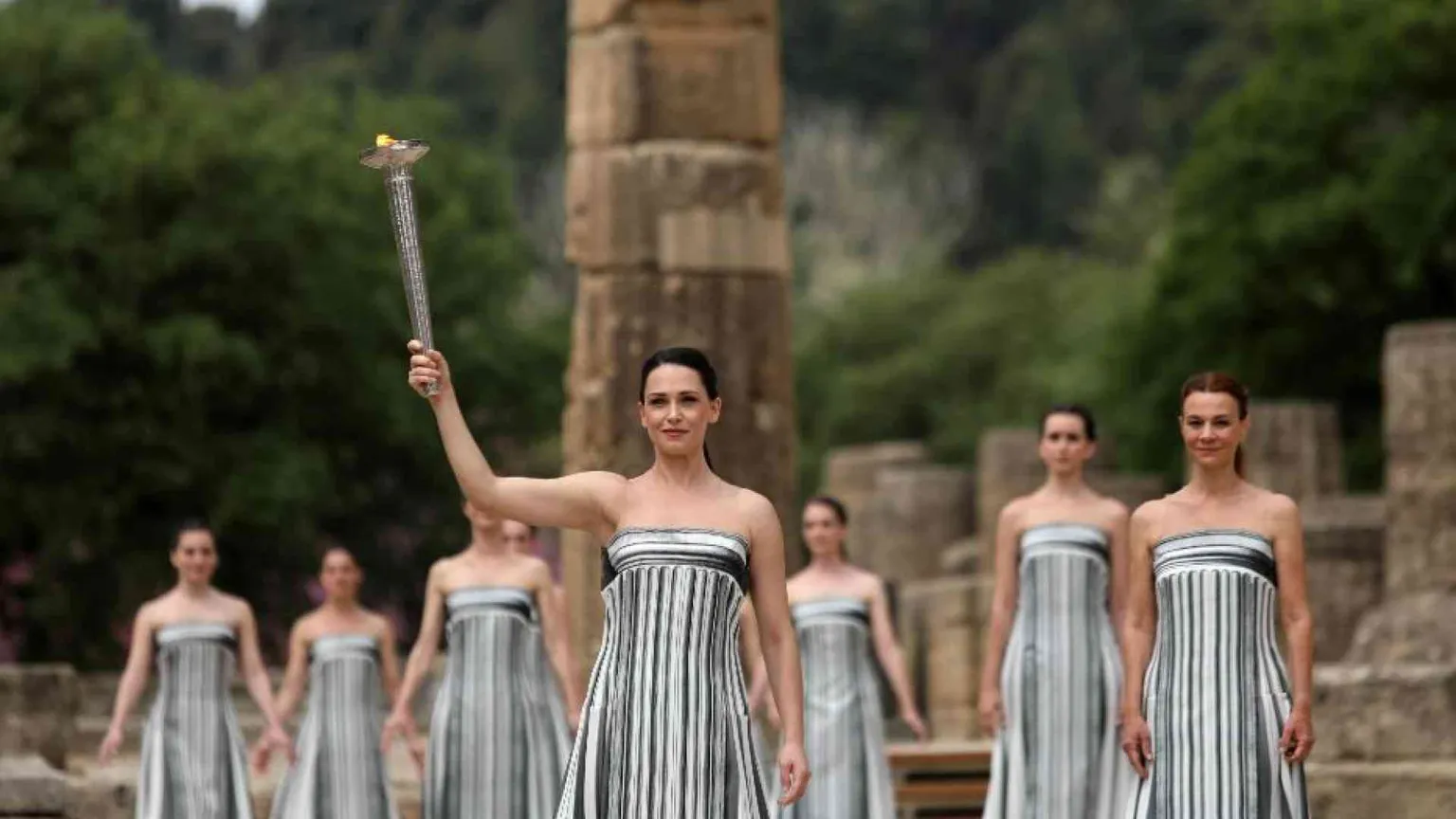 Olimpiadi di Parigi: accesa la fiaccola. Ma la tregua dalle guerre è lontana