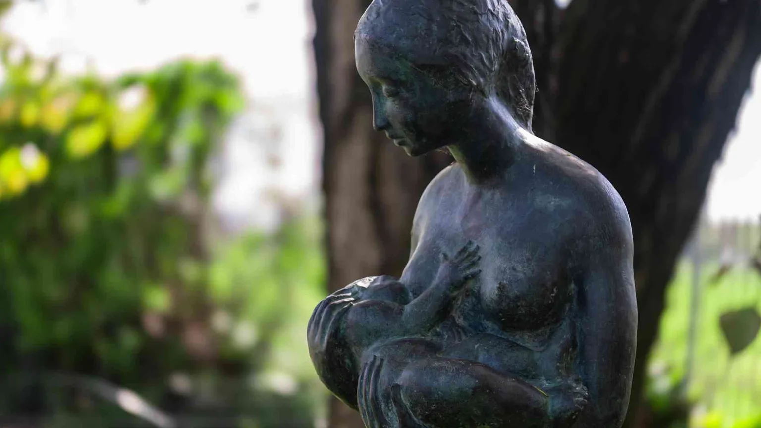 La donna che allatta e la lettera dei pediatri: «La maternità non sia un tabù»