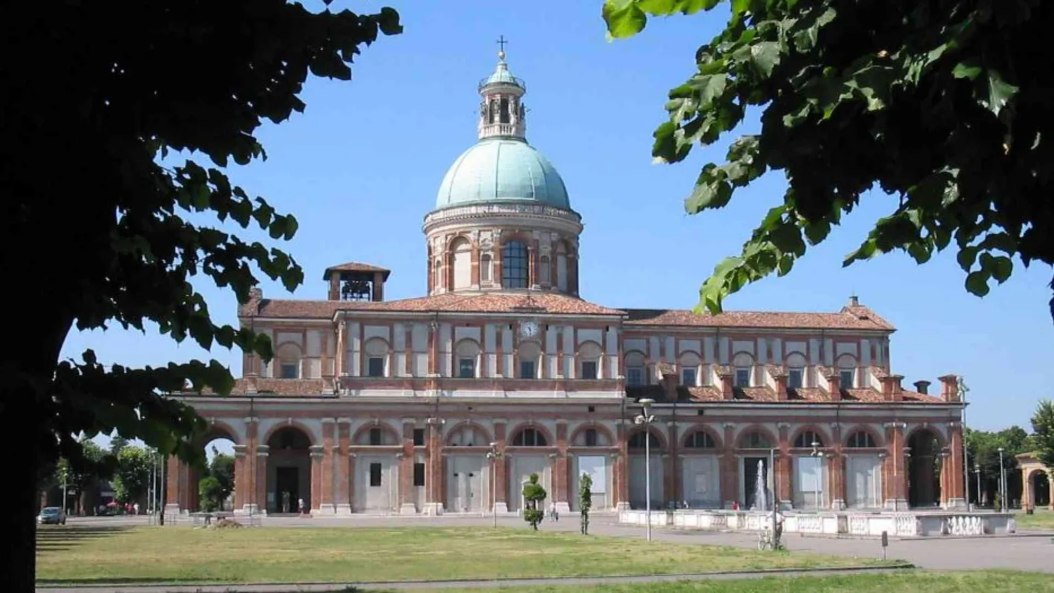 Caravaggio, il maxi-polo della logistica minaccia il santuario: «Fermatevi»