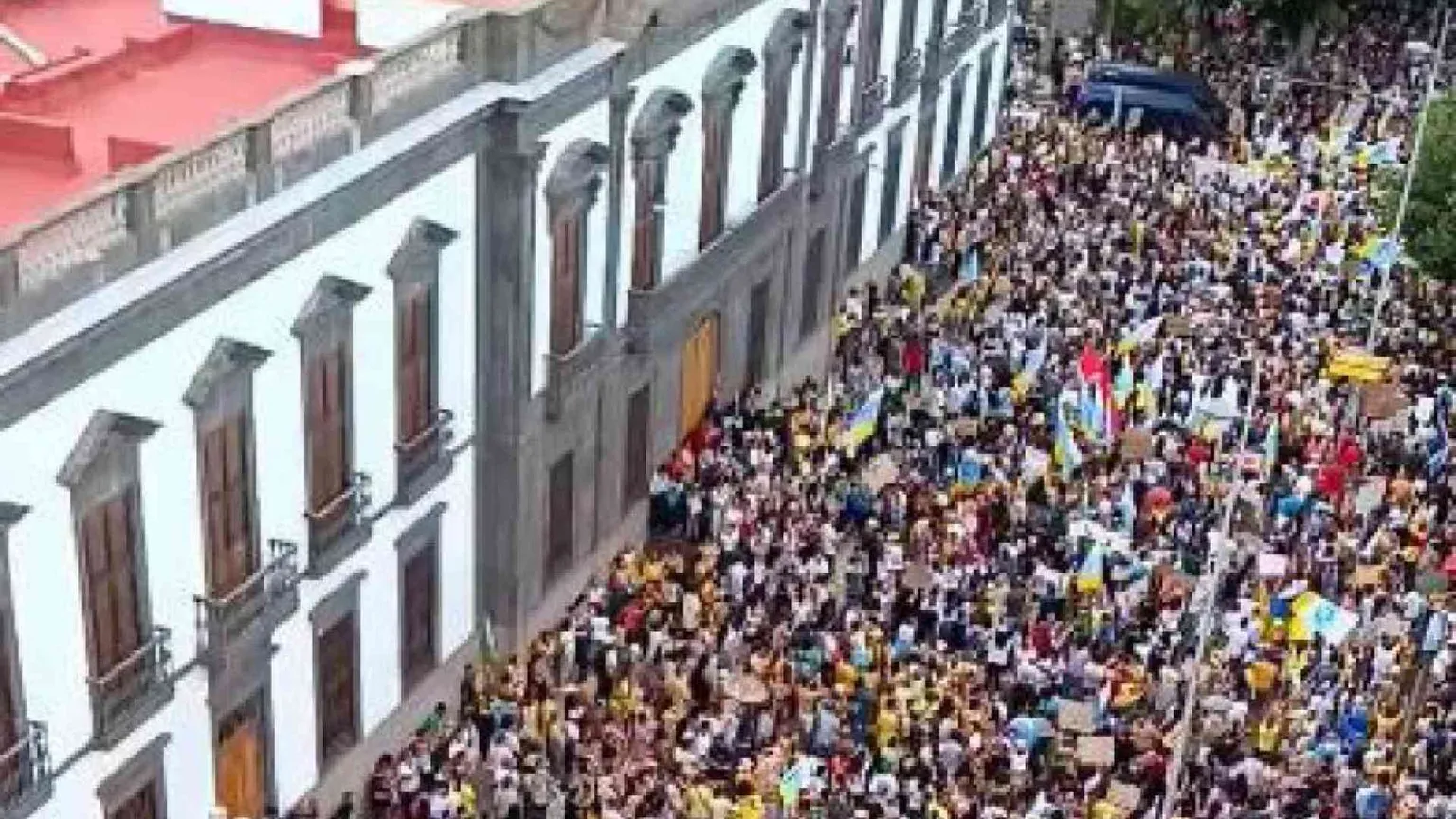 «Canarias tiene un limite»: la rivolta di Tenerife contro il turismo di massa
