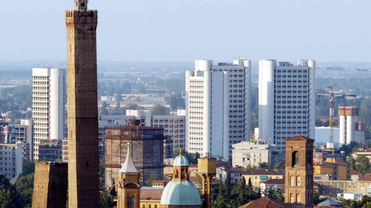 “Sfitto zero” e 700 case agibili: Bologna vara il diritto all'abitare