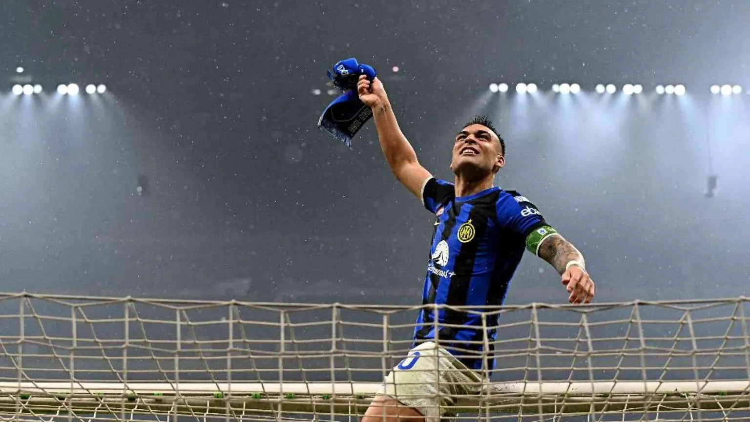 Ballo, canto e recito per la mia Inter... E lo fa anche il mio cane