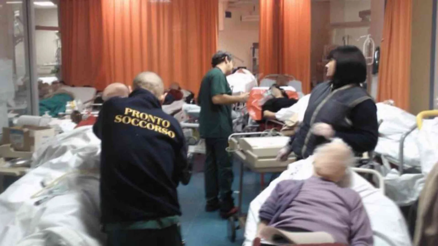 Pronto soccorso in affanno, anche 40 giorni su una barella