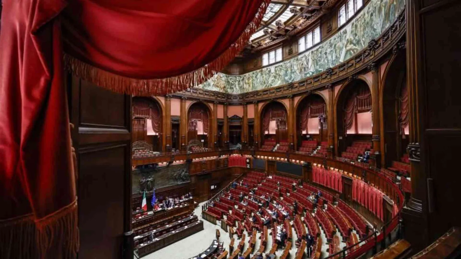 Autonomia, un debutto tra le polemiche. Fontana: garantirò onore della Camera