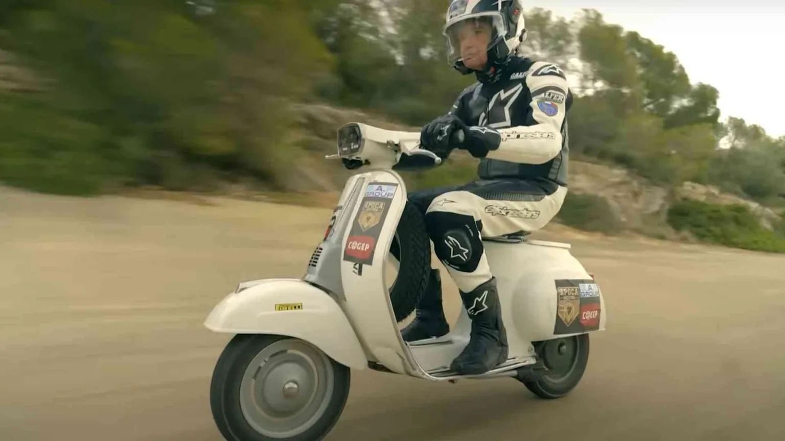 A 65 anni in sella a una Vespa 50 per 24 ore: il record di Valerio Boni