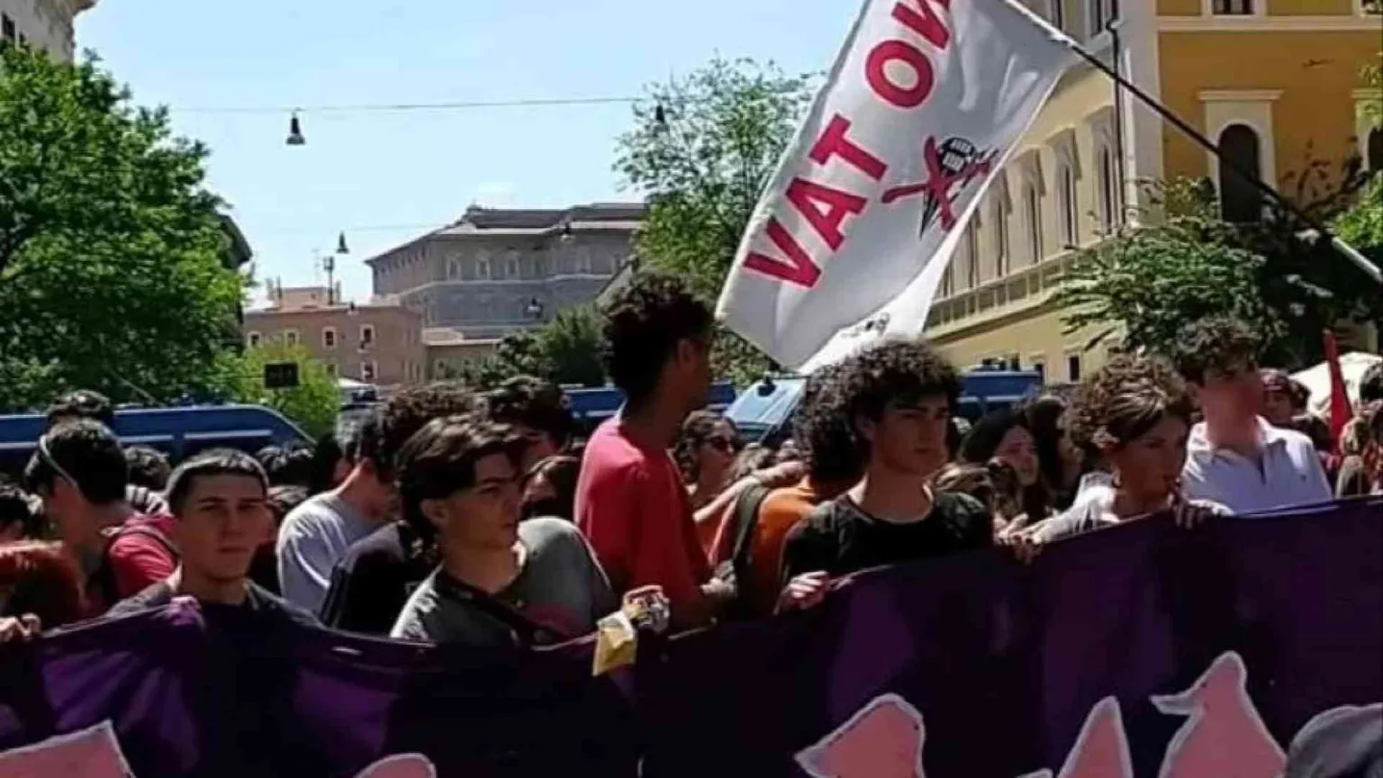Al corteo degli studenti scontri, feriti e critiche: basta strumentalizzare