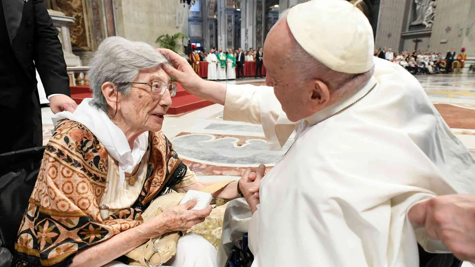 Il Papa: «Evitare solitudine e contrapposizione con i giovani»