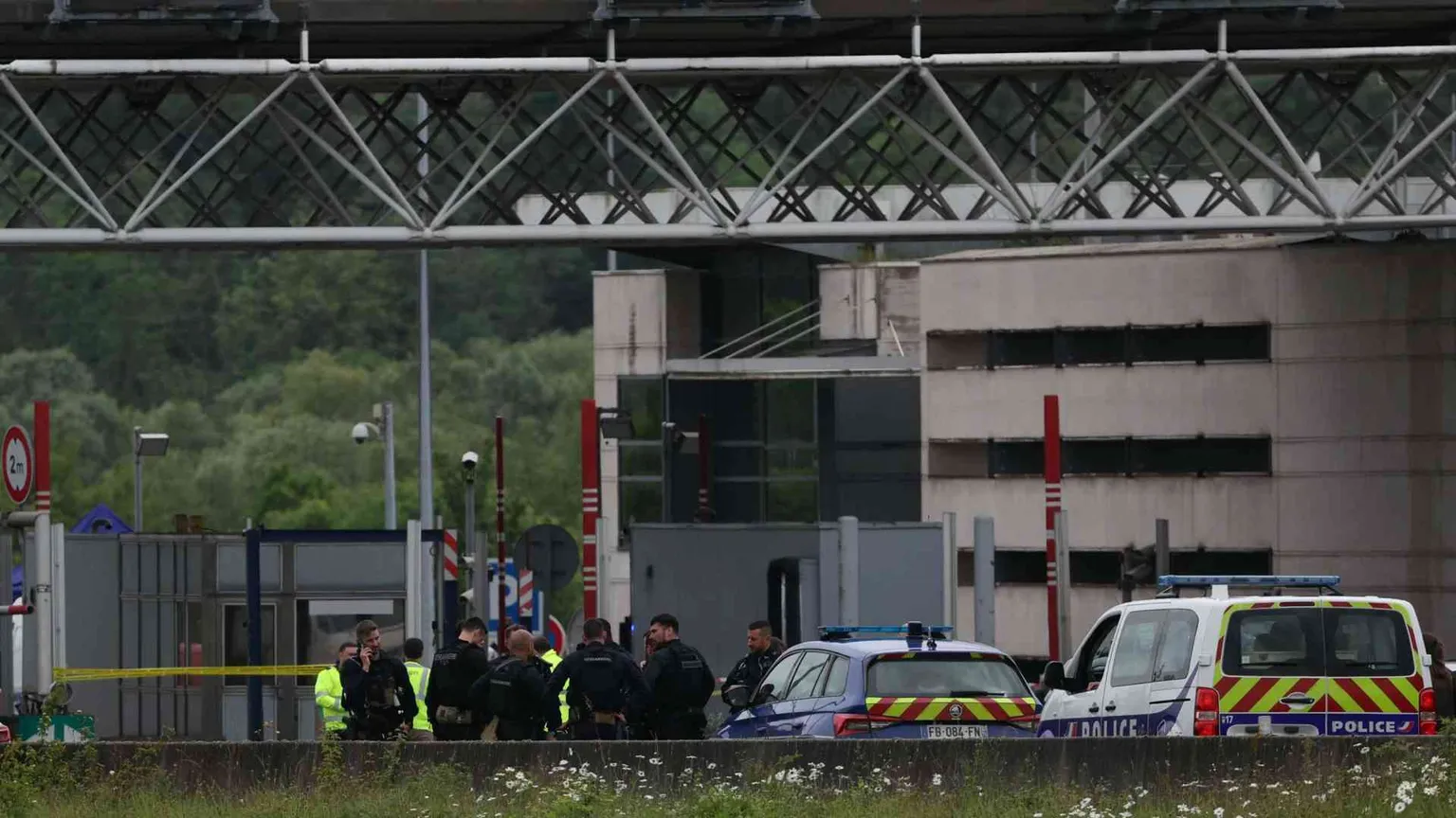 Assalto a furgone penitenziario in Normandia: uccisi 2 agenti