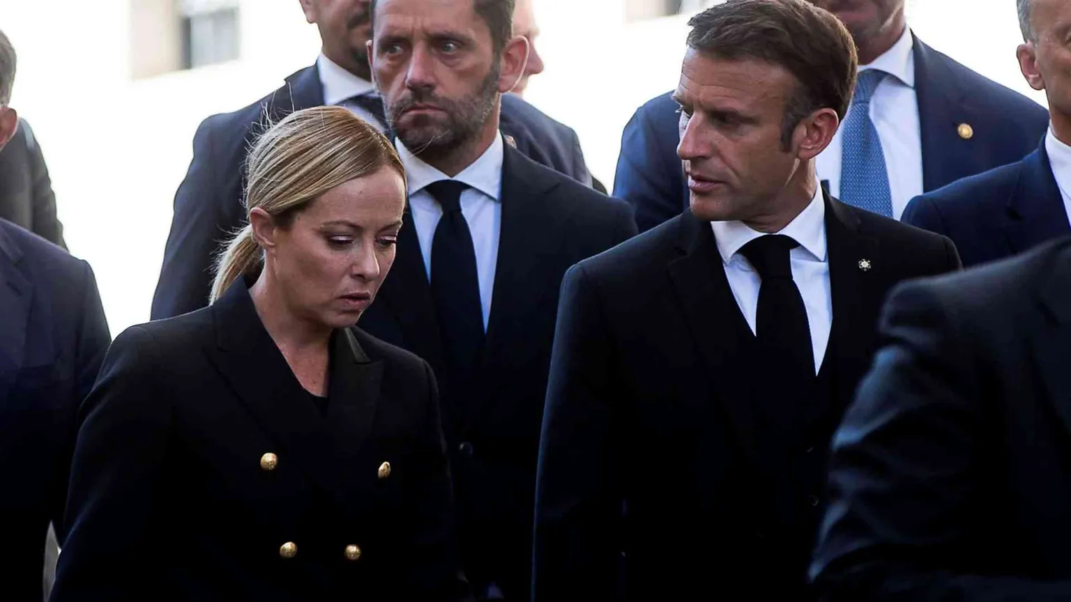 Meloni altolà alla Nato e a Macron: serve prudenza