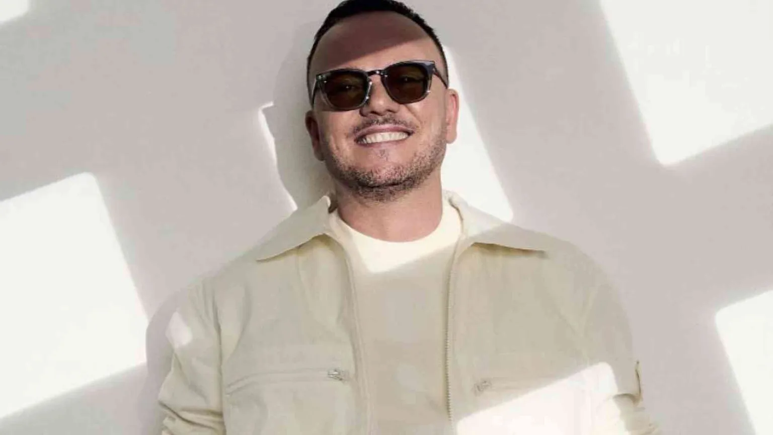 Gigi D'Alessio canta l'orgoglio napoletano