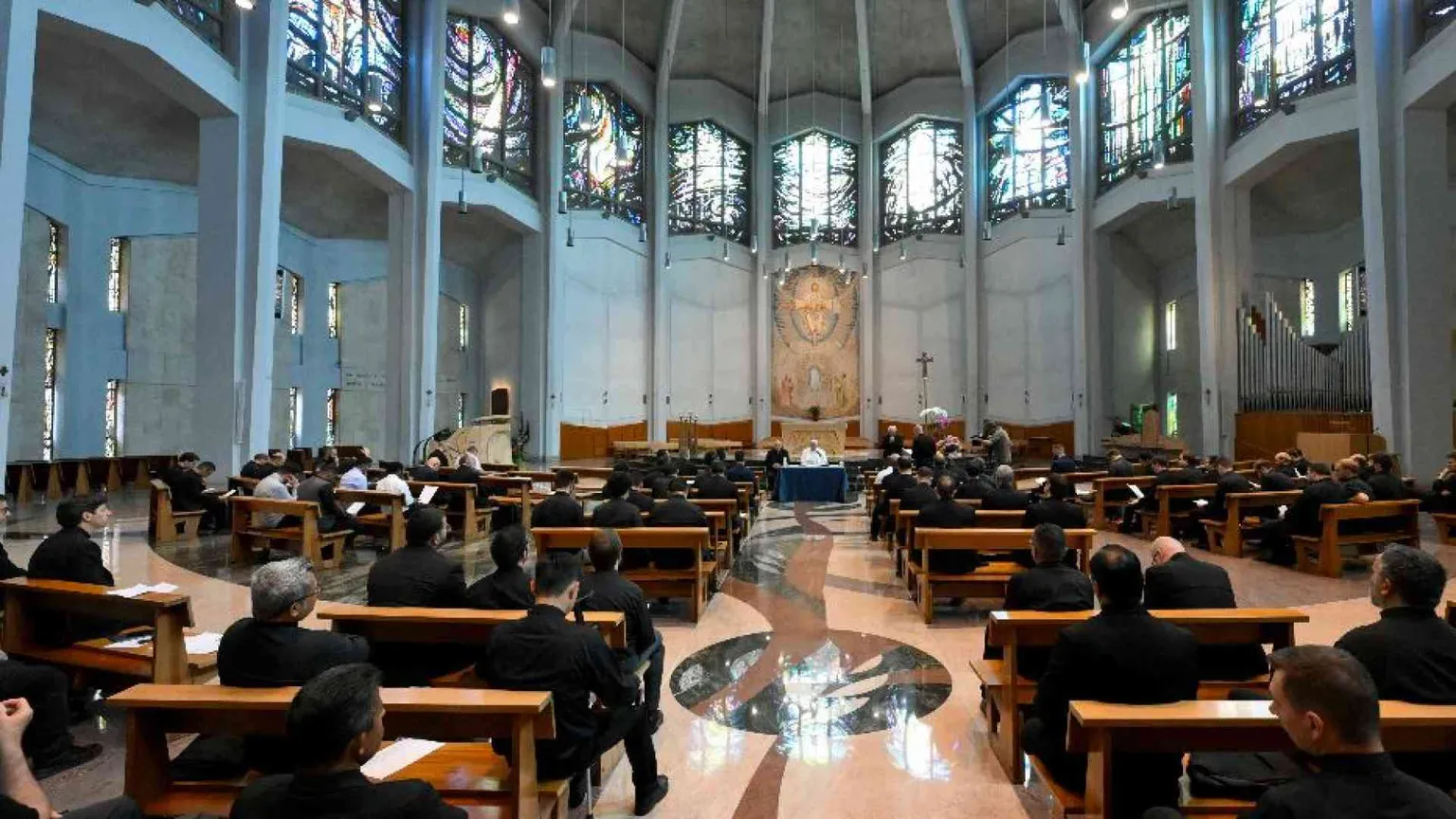 Il Papa ai giovani preti: da una crisi non si esce mai da soli