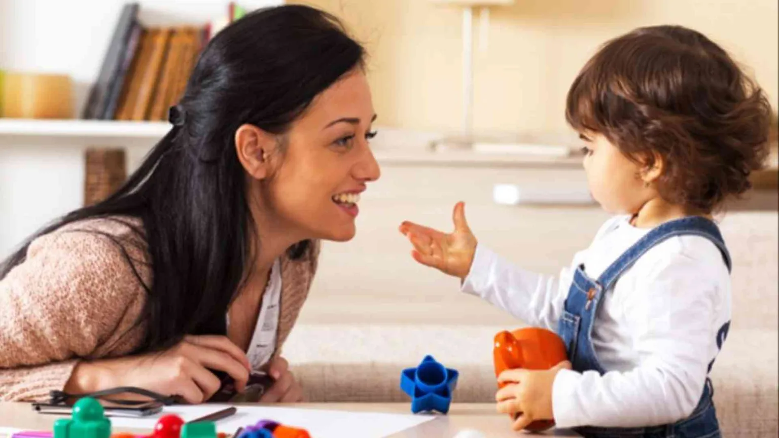 «Se il piccolo parla male ripeti tre volte. E niente smartphone»
