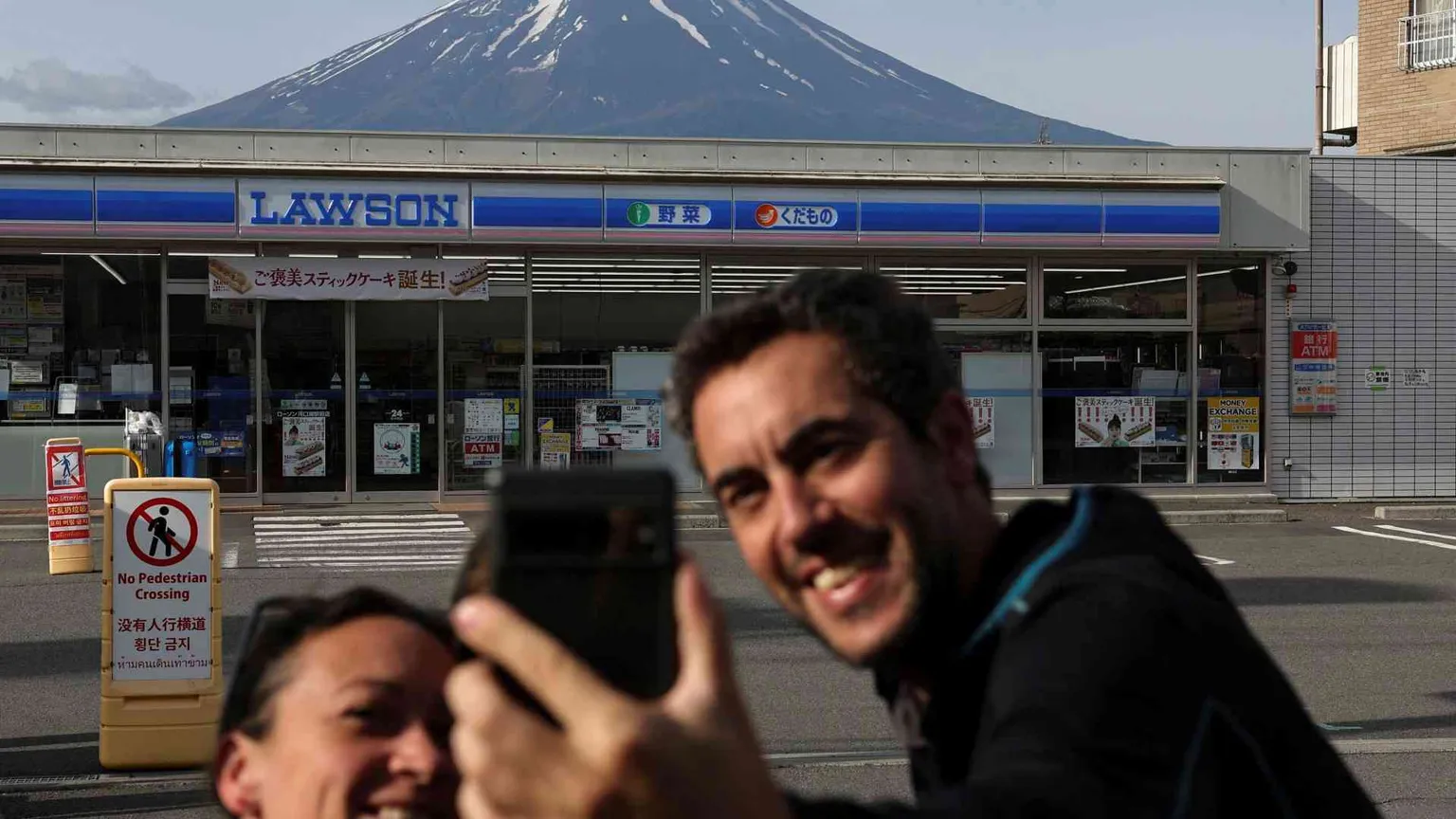Luoghi imperdibili diventati invivibili: i giapponesi protestano