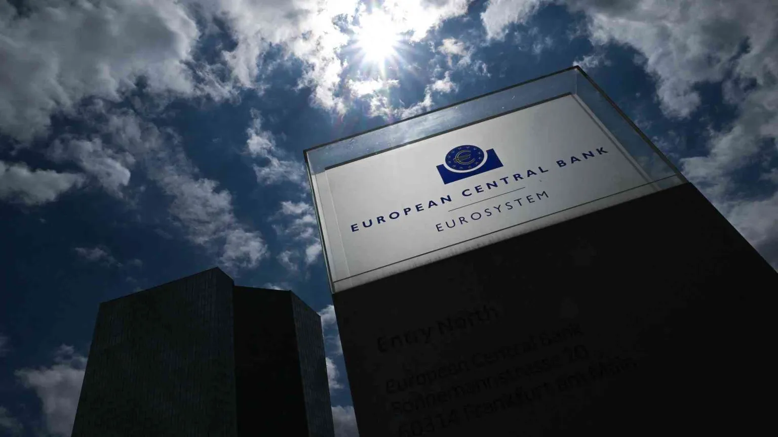 La Bce taglia i tassi e li porta al 4,25%: «Sul futuro nessun vincolo»