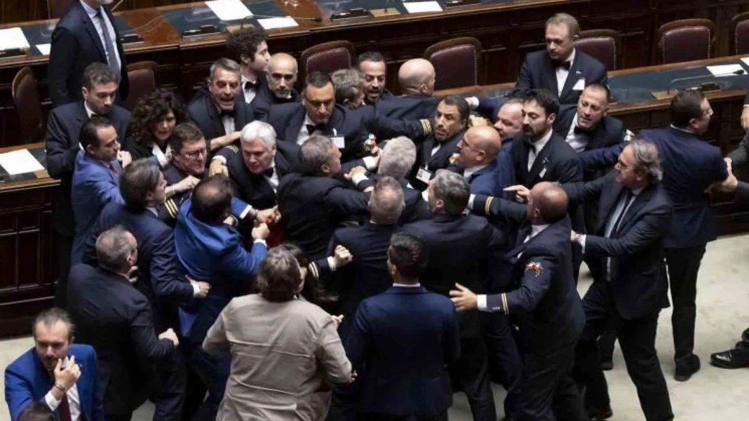 Pugni alla Camera sull'autonomia. Le opposizioni: «È una destra squadrista»