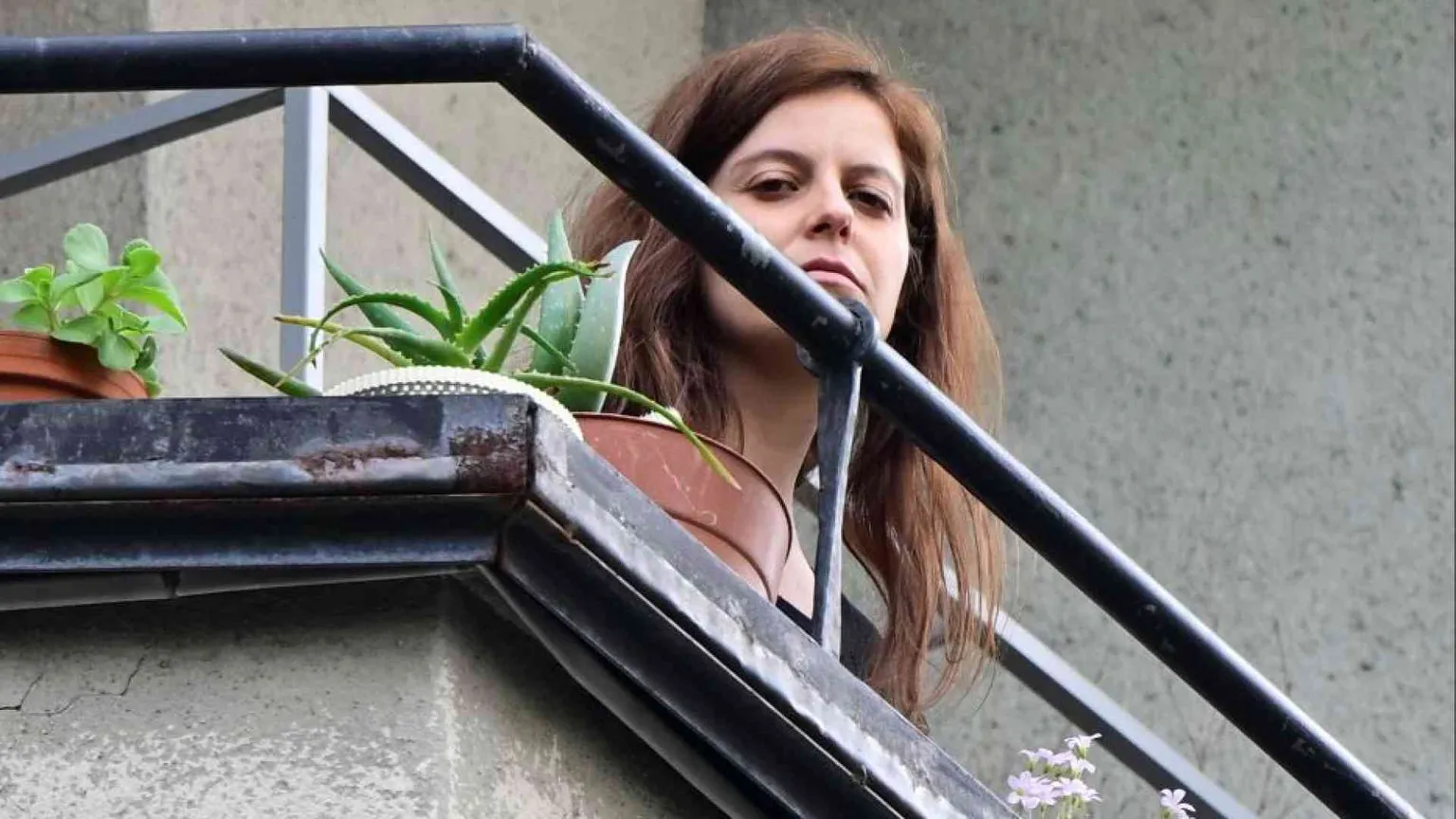 Ilaria Salis, via il braccialetto. Ora è libera di tornare in Italia