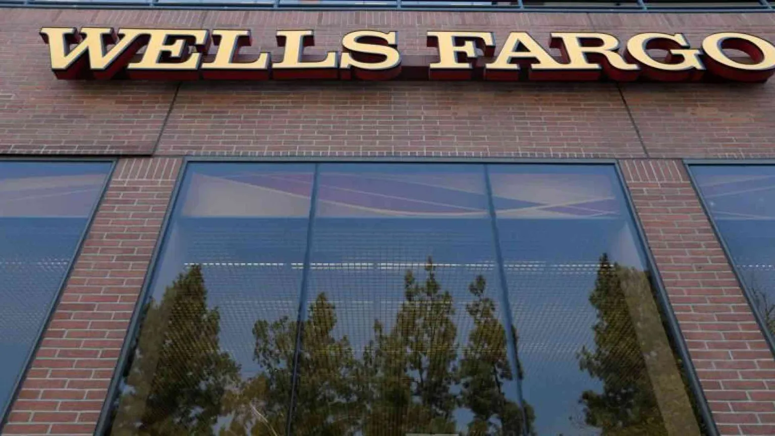 Simulavano di lavorare da casa: la banca Wells Fargo li licenzia