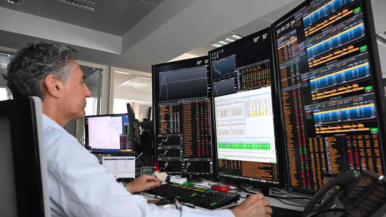 Elezioni e tassi alti, Borse in caduta: la volatilità spaventa gli investitori