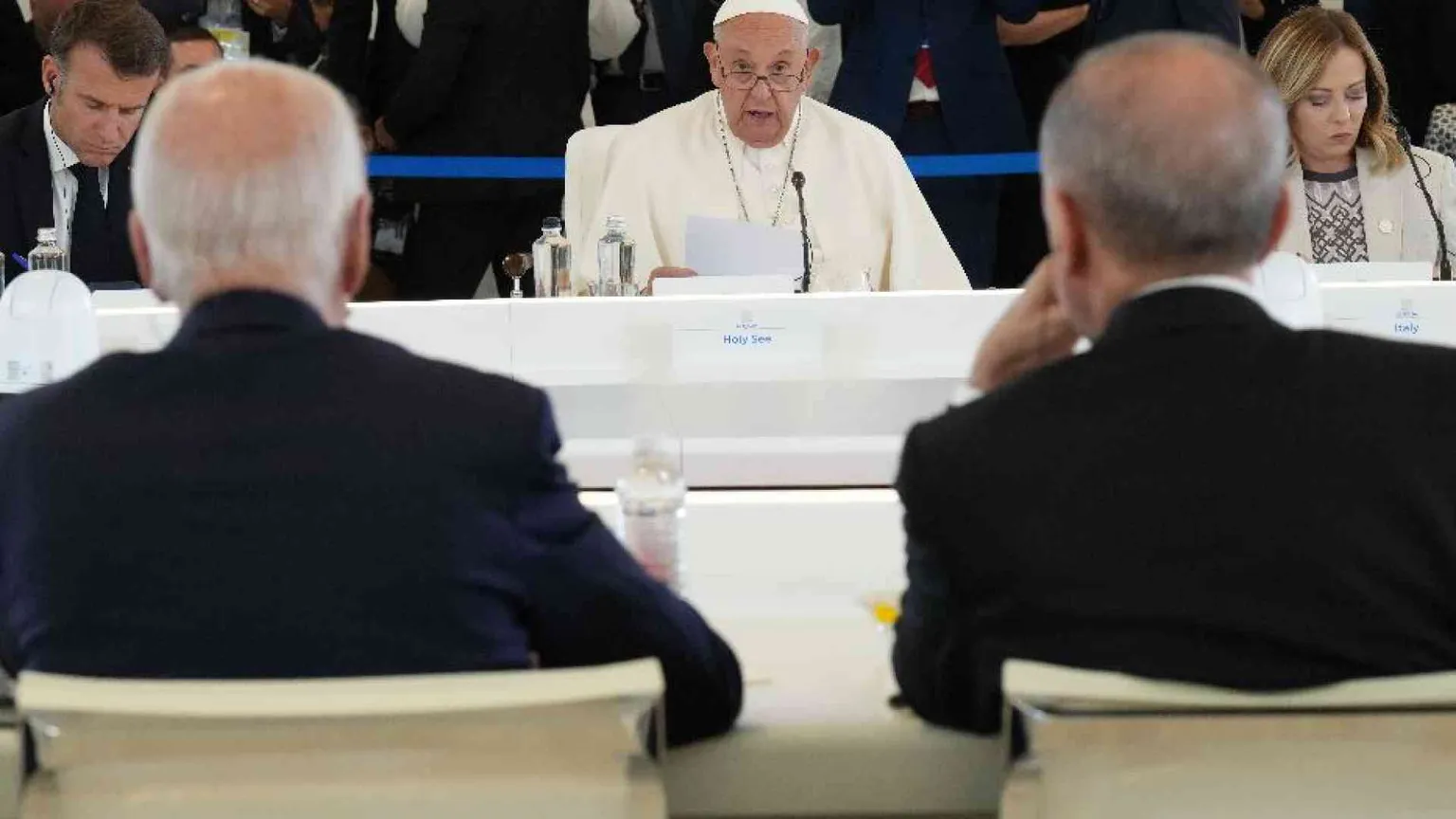 Un Papa in uscita per un mondo in crisi: la sedia al G7 è stata una svolta