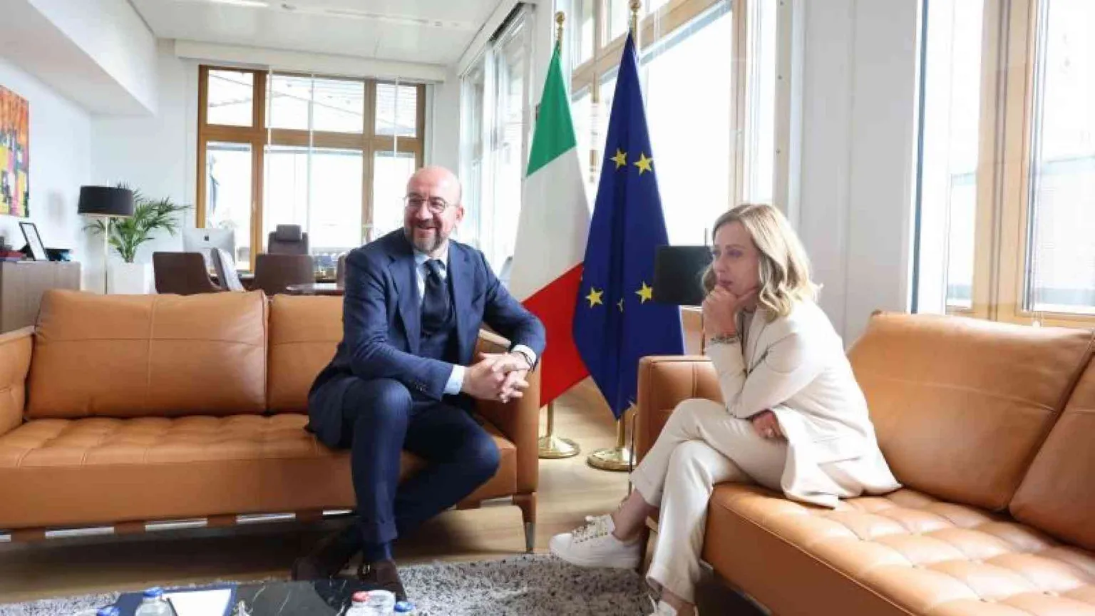 La frenata di Meloni nella morsa sovranista: vediamo se ce la fanno senza di noi