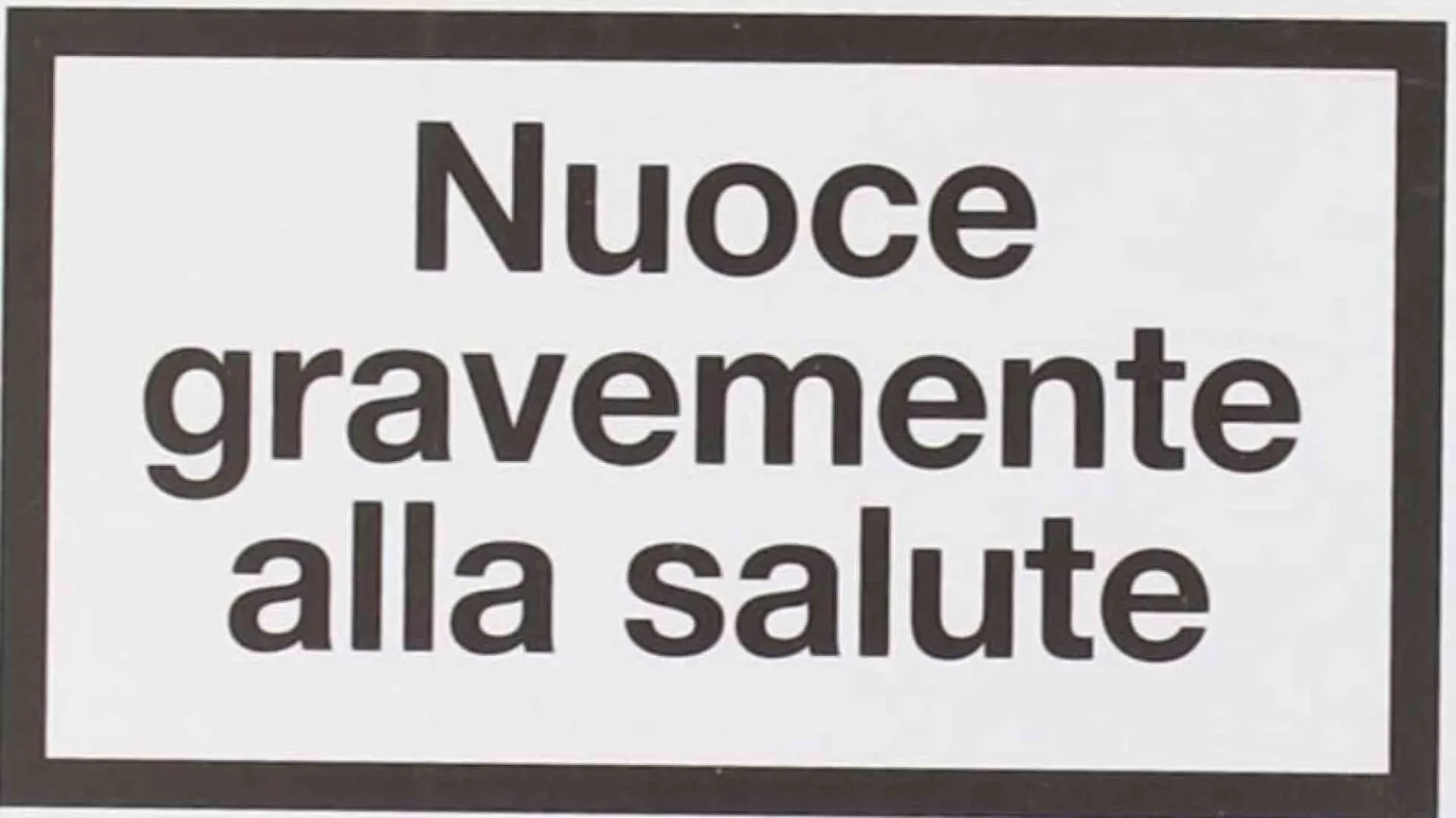 «Nuoce gravemente alla salute». Il social network come le sigarette