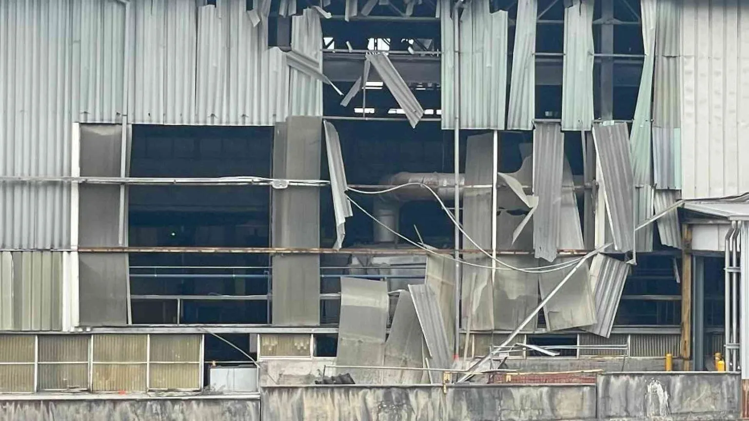 Esplosione in fabbrica: 6 operai feriti. Il vescovo: «Sicurezza, una priorità»