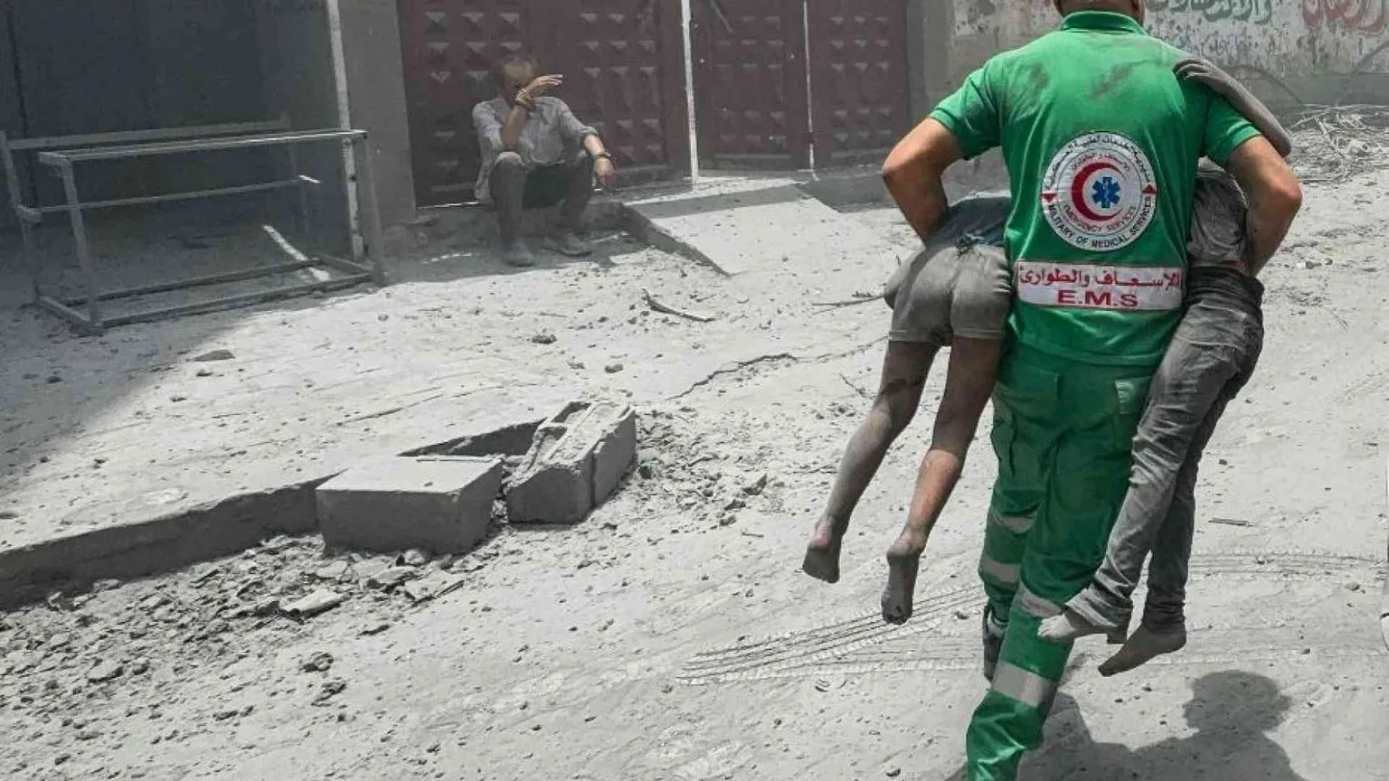 Altre bombe sui campi profughi a Gaza: più di 100 le vittime in 24 ore