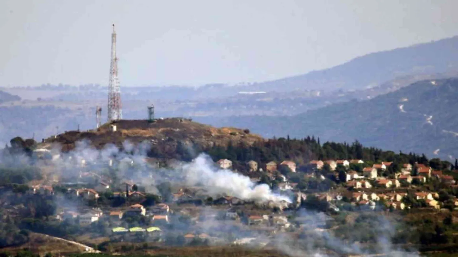 Israele scava una zona cuscinetto in Libano. Il Papa: cessate subito il fuoco