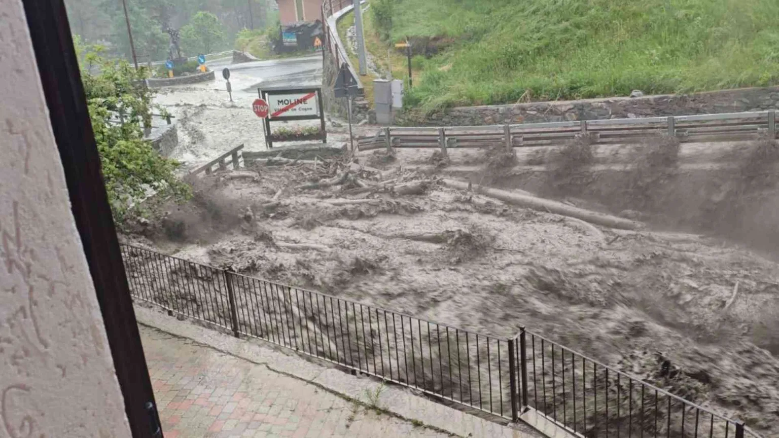 Cogne, esondano i torrenti. Il paese è isolato