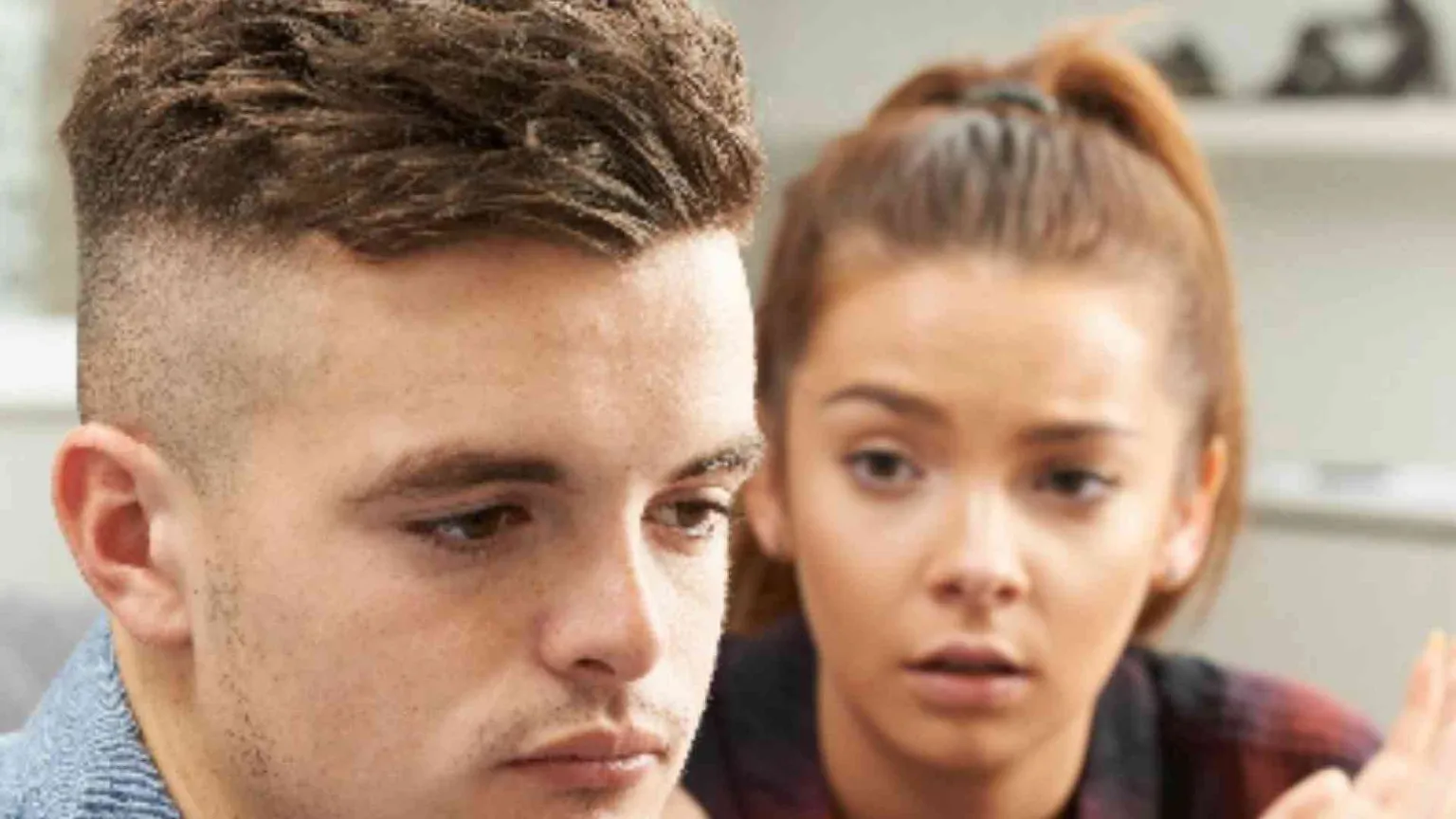 «I silenzi degli adolescenti di fronte a genitori iper-protettivi»