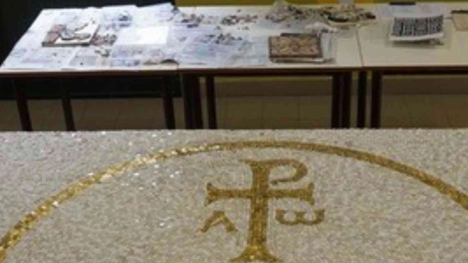 I mosaici dei detenuti sull'altare di papa Francesco