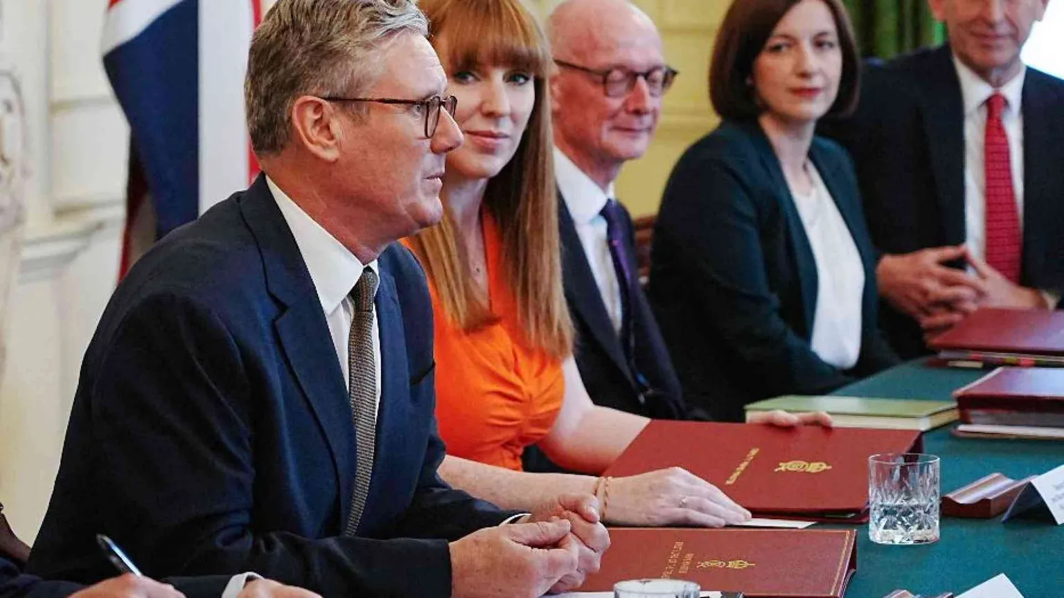 Il programma di Starmer: stop al piano migranti in Ruanda. Due donne al vertice