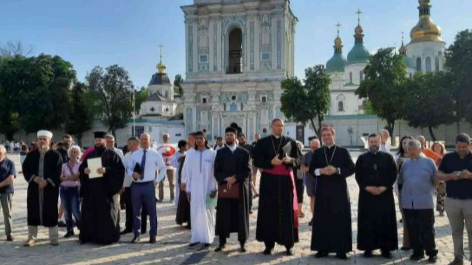 Il popolo della pace dall'Italia a Kiev: in 100 davanti all'ospedale distrutto