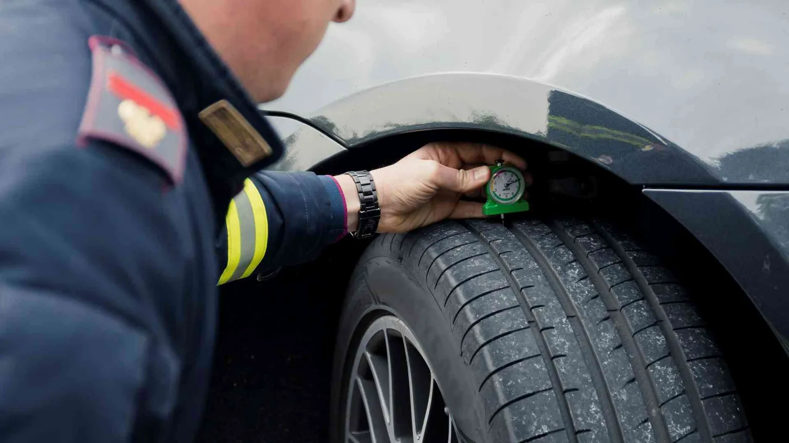 L'allarme: troppe automobili in viaggio con pneumatici lisci