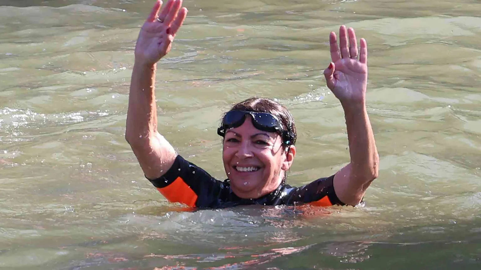 La sindaca Hidalgo si butta nelle acque (limacciose) della Senna