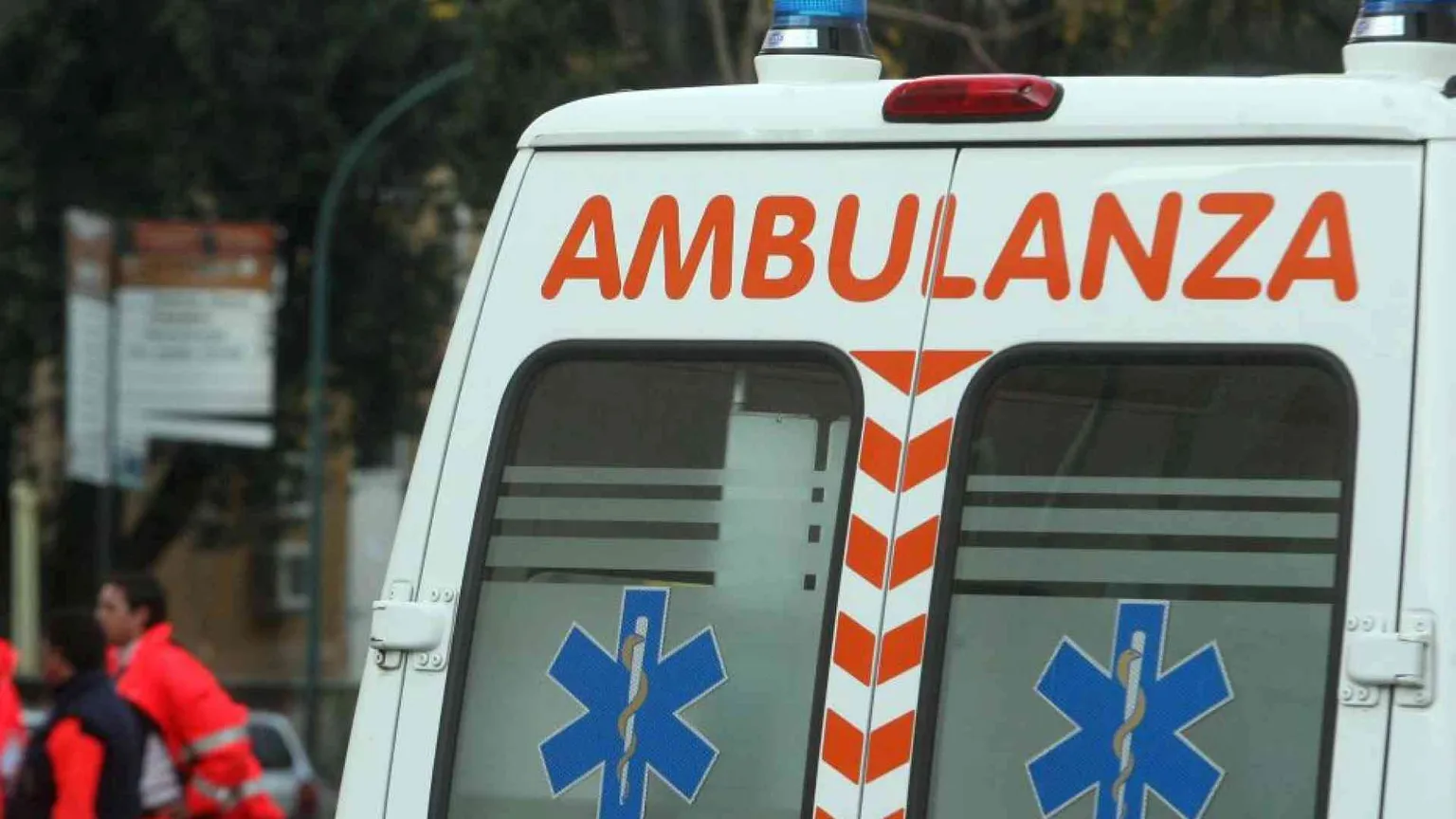 Una bambina di un anno muore di caldo in auto