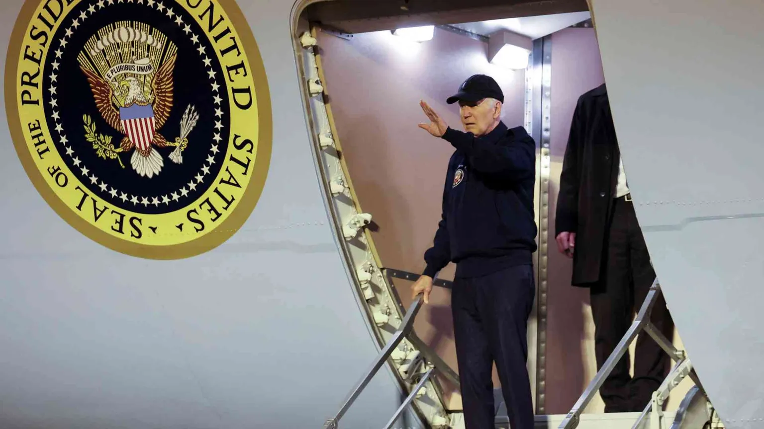 Covid, rivolta dem: Biden sotto assedio. I media: lascerà nel weekend
