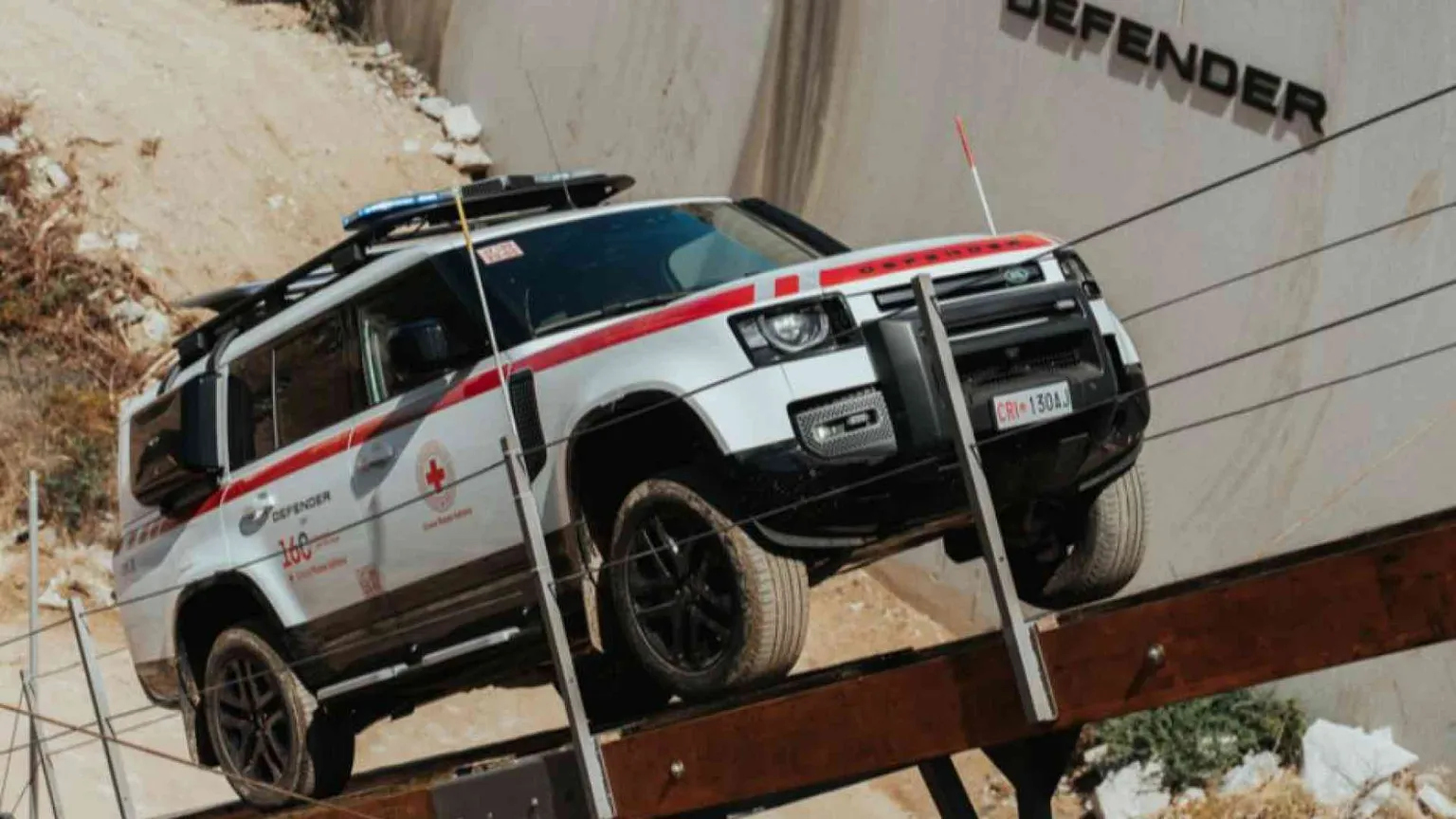 Una Defender speciale per i 70 anni di Land Rover e Croce Rossa