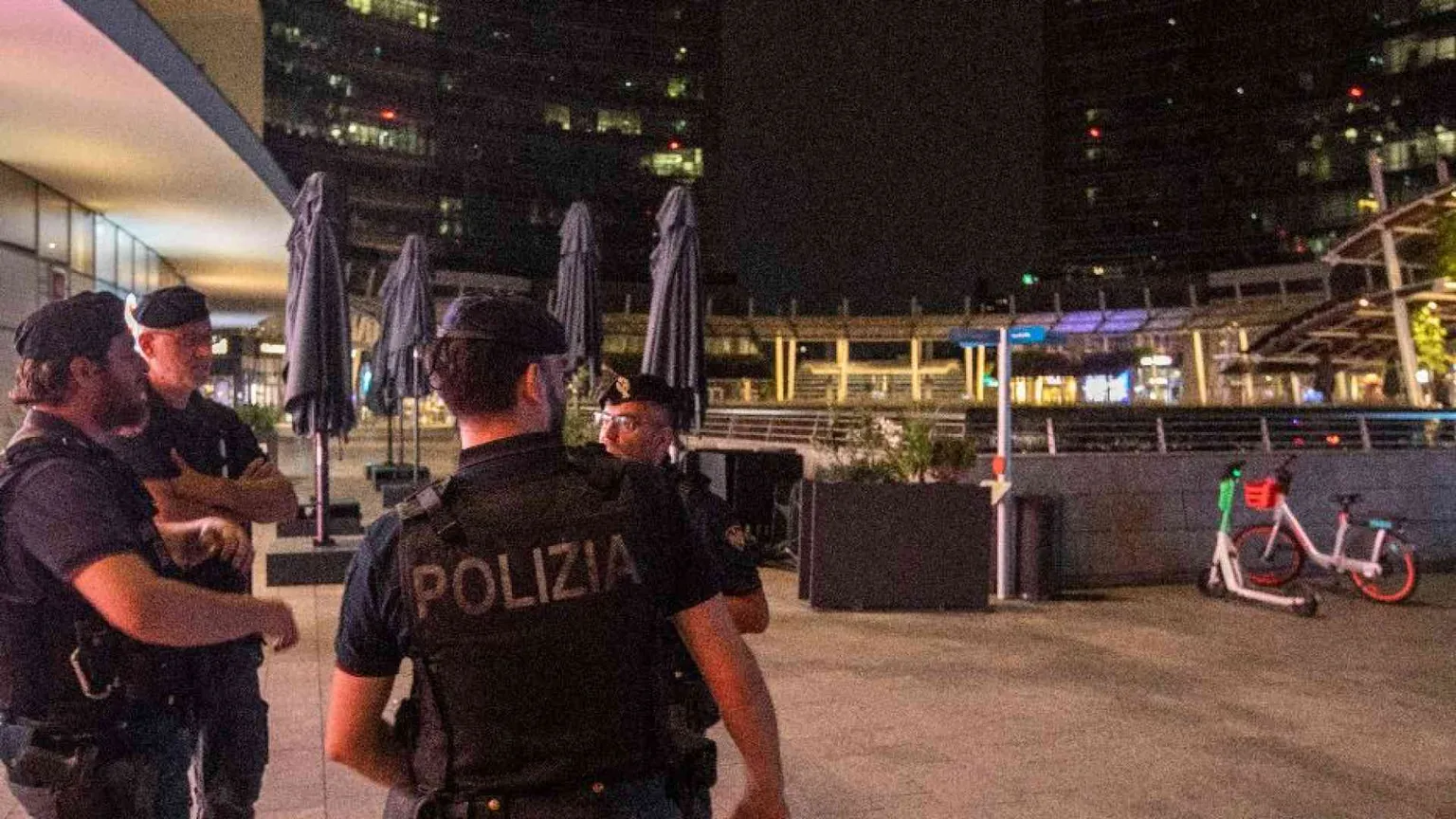 I "maranza" e i rapinatori di Rolex: le luci delle volanti nella notte