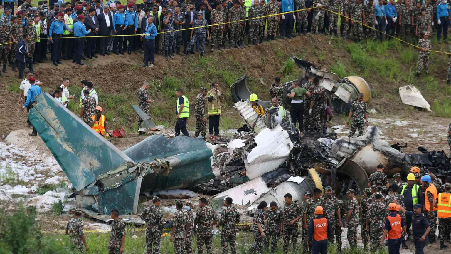 Un aereo si è incendiato durante il decollo in Nepal: 18 le vittime