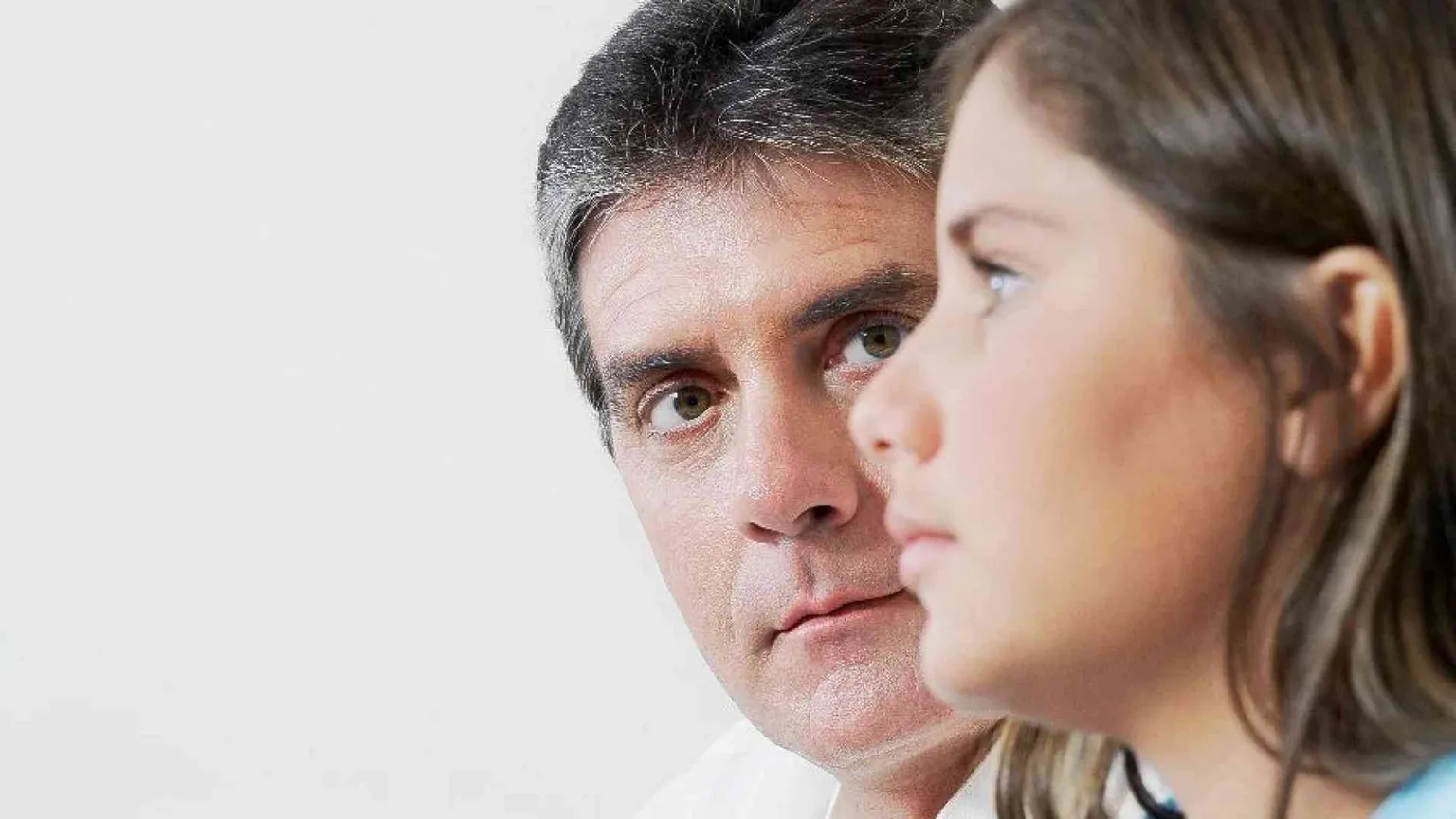 Che errore l'overparenting, il genitore elicottero che controlla tutto
