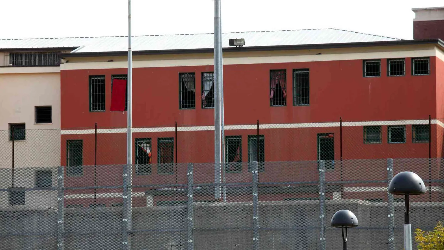 Incendiata una cella al Beccaria, sei feriti