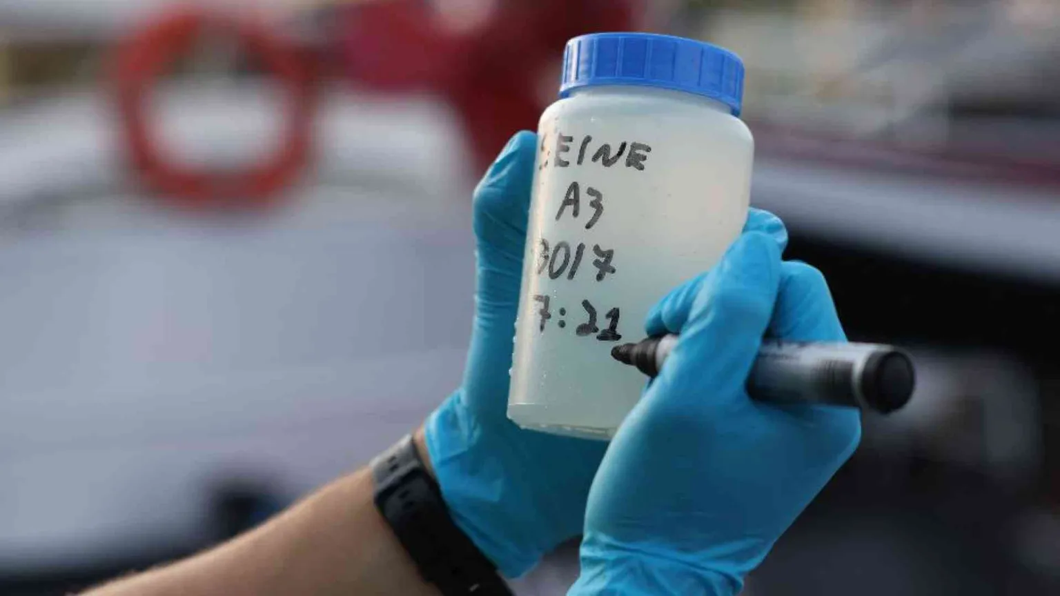 Parigi appesa alla Senna: l'acqua sporca per ora impedisce le gare